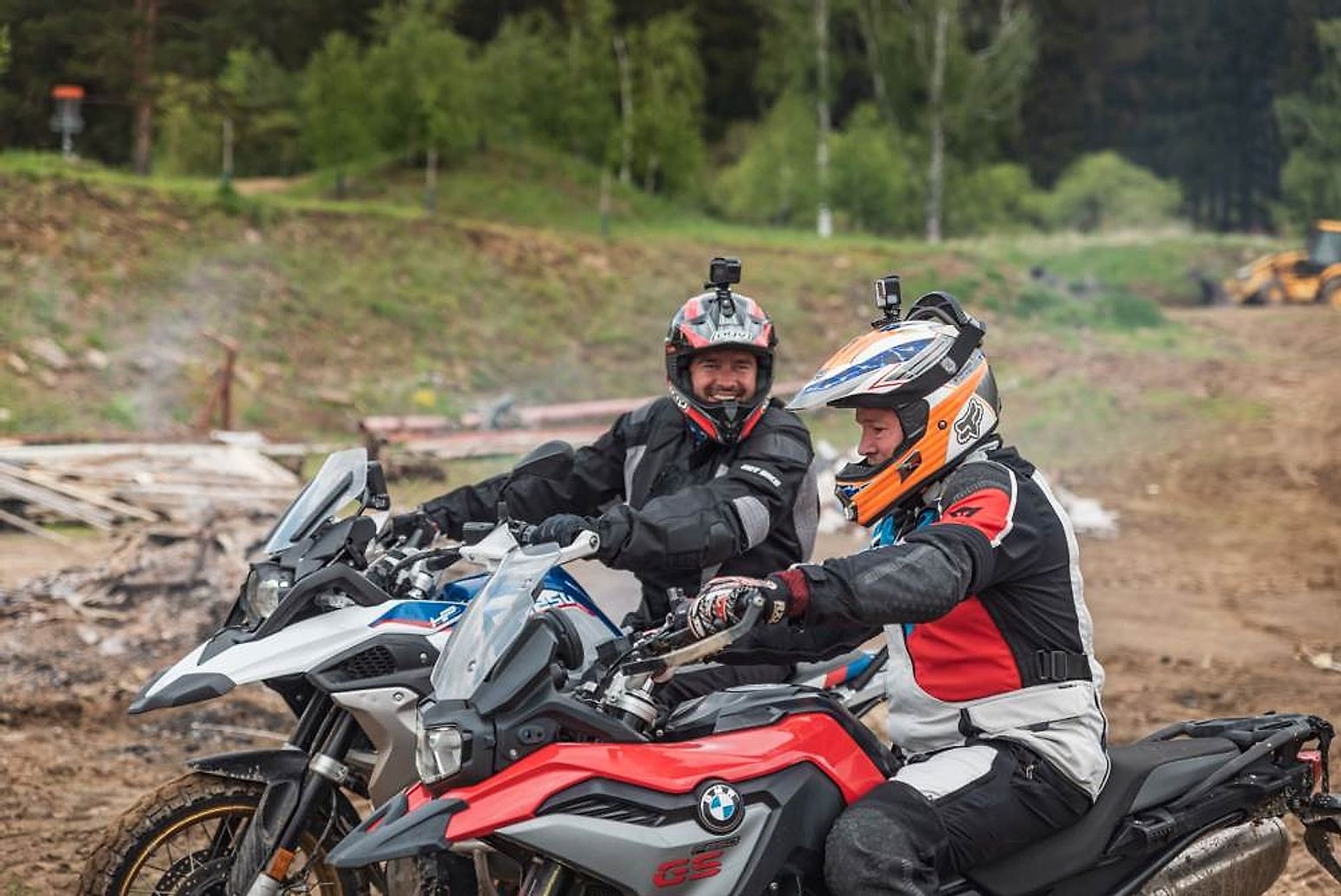 Instruktor a jezdec na motorkách BMW GS na nezpevněné trati, výuka jízdy v terénu