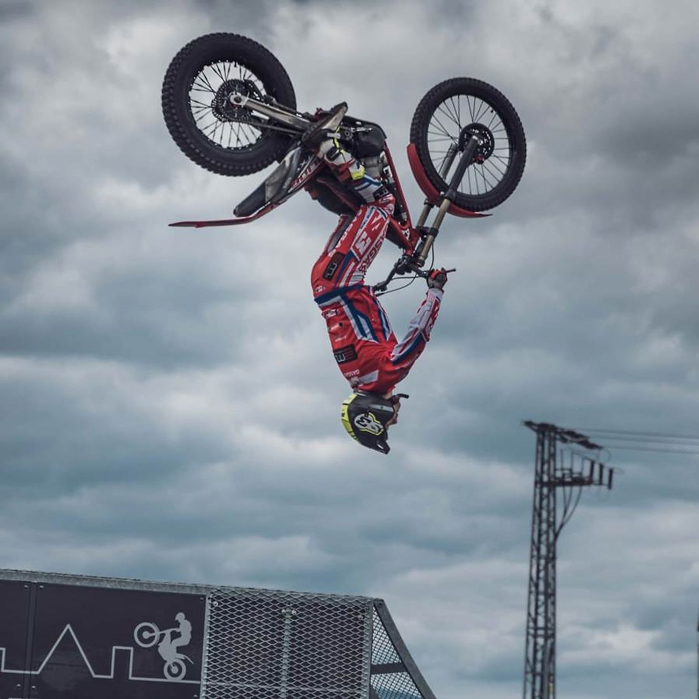 Martin Matějíček, mistr republiky v trialu, ve vzduchu při saltu vzad na trialové motorce