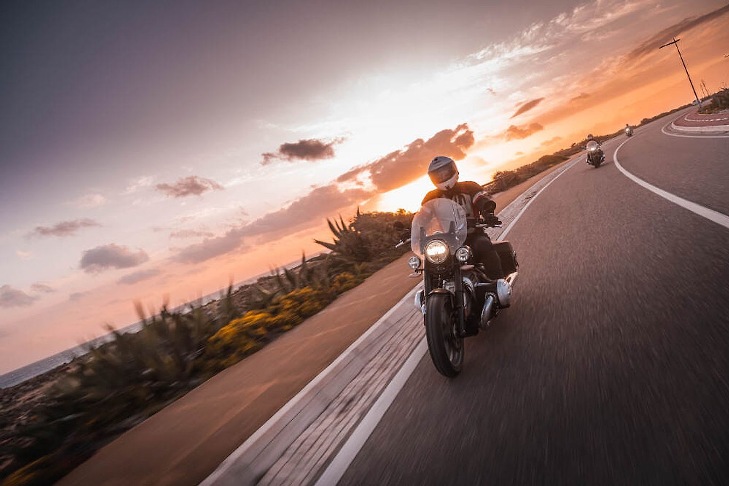 Skupina motorek BMW R 18 při zastávce na vyhlídce