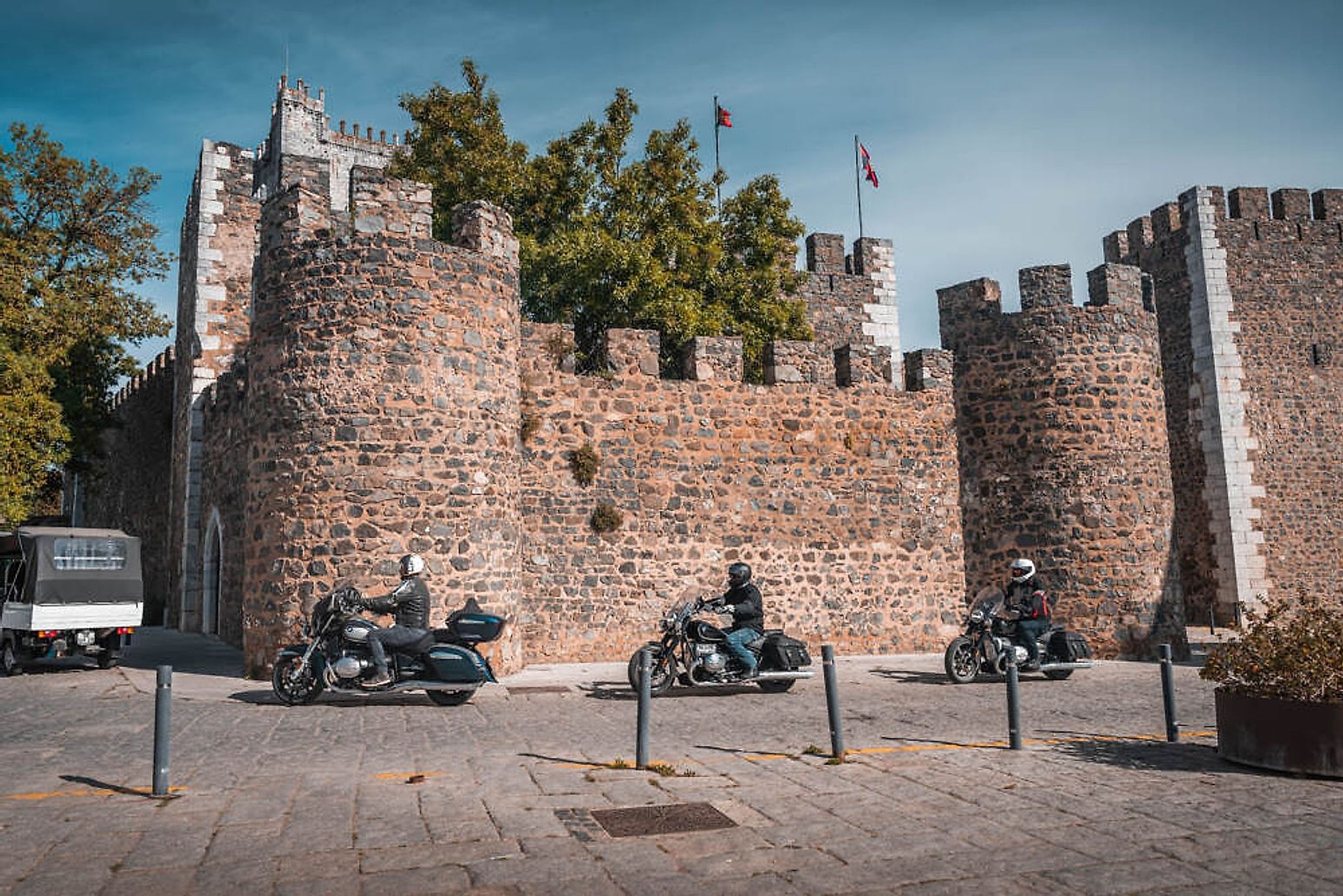Cruiser BMW R 18 Bagger na portugalské pobřežní silnici