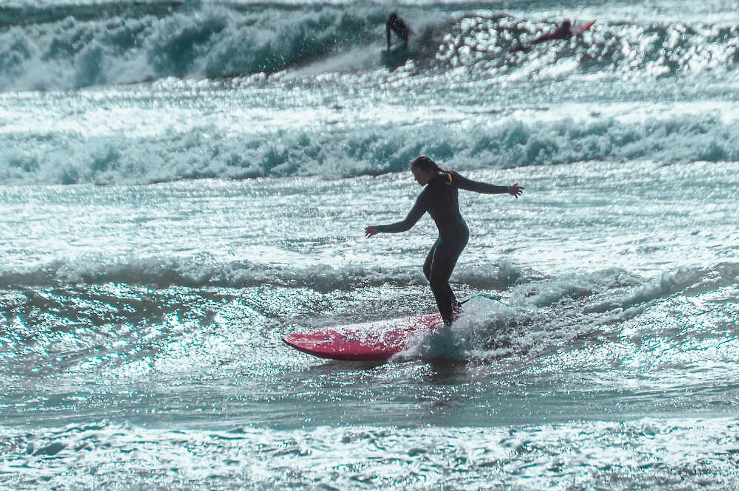 Surfařka na vlně u portugalského pobřeží
