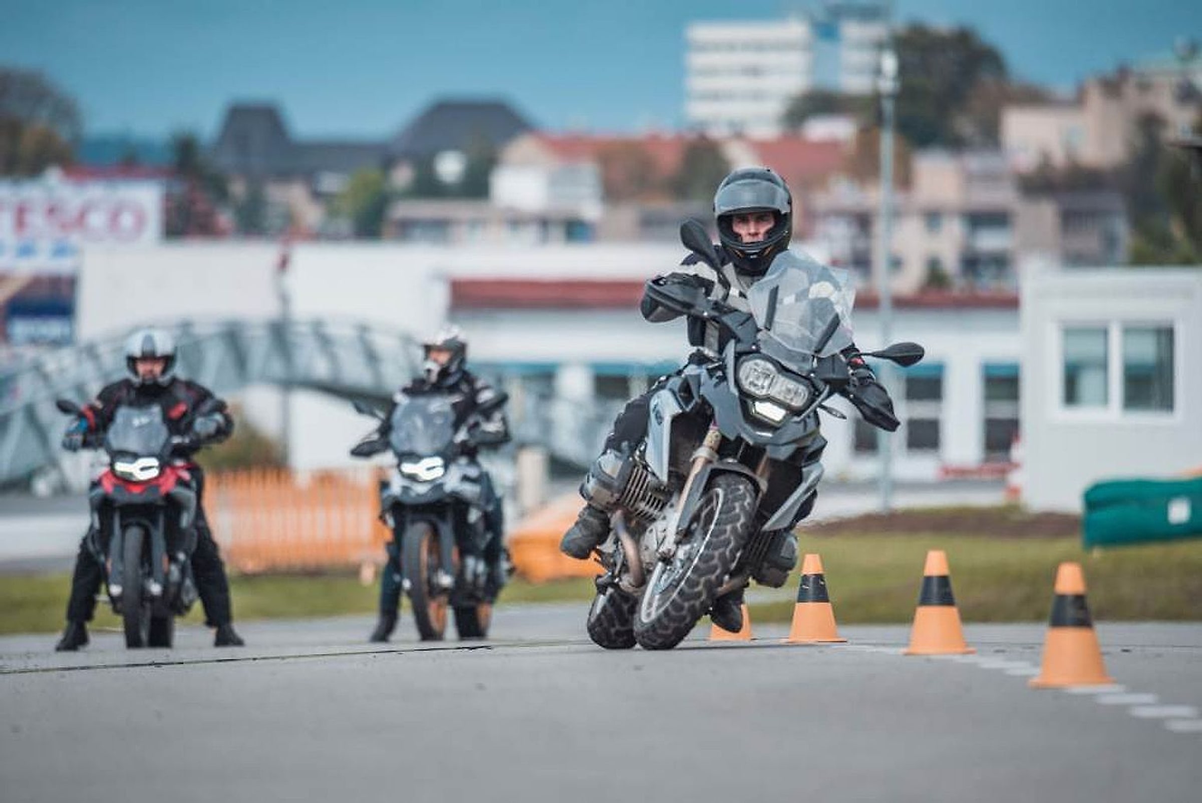 Jezdec na BMW R 1200 GS projíždí slalom mezi kužely na okruhu
