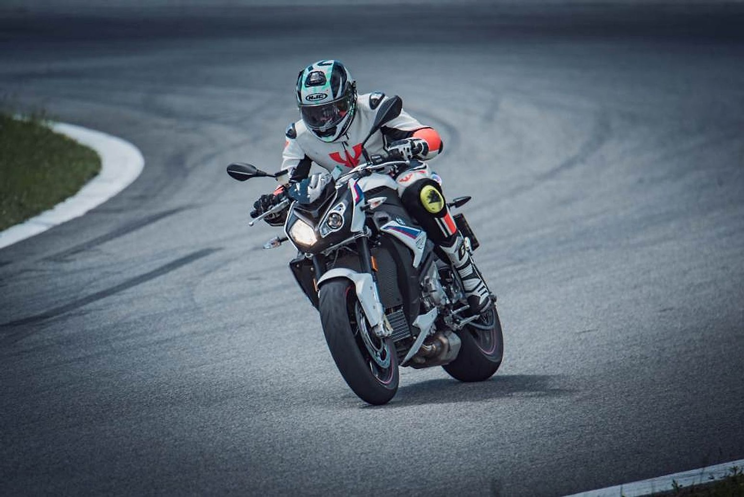 Jezdec na motorce BMW v zatáčce závodního asfaltového okruhu ve Vysokém Mýtě
