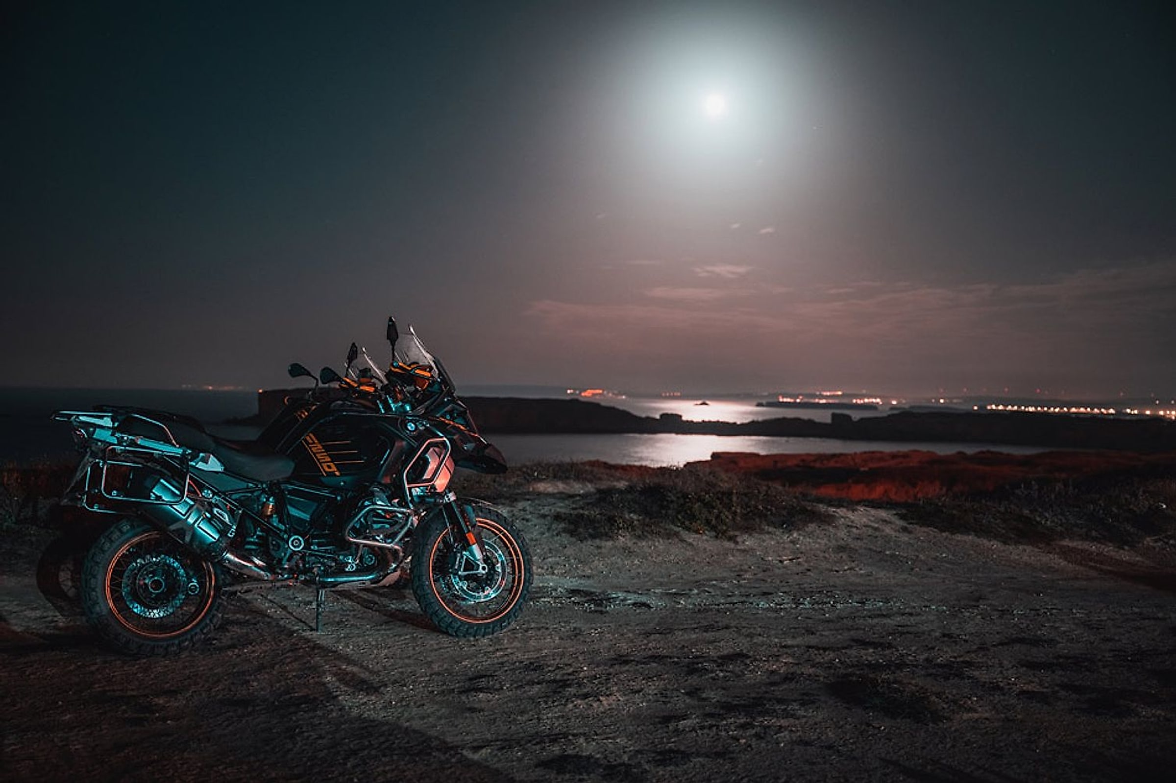 Jezdec na endurové motorce na portugalské šotolině