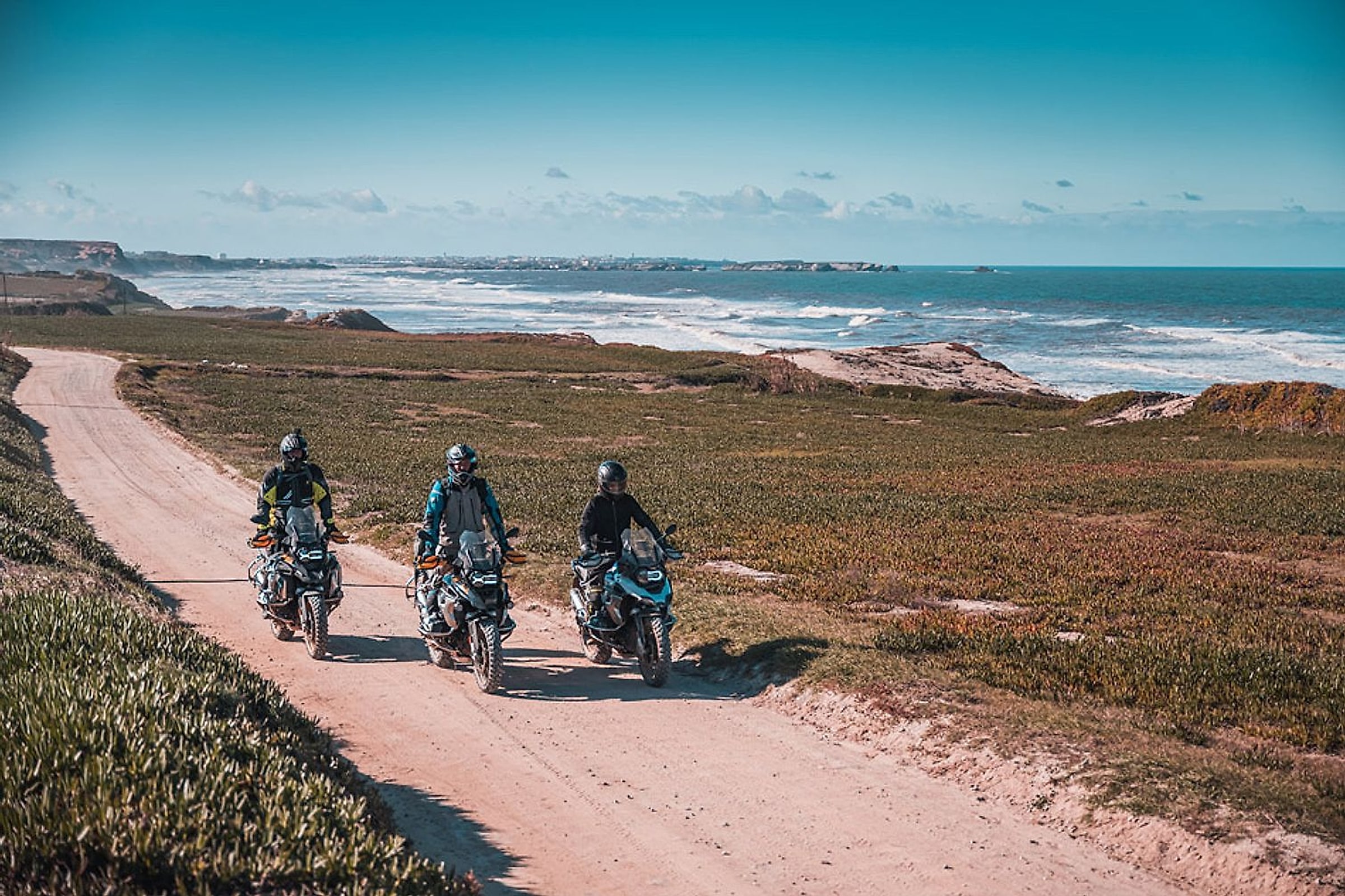 Motorky BMW GS s výhledem na portugalské pobřeží