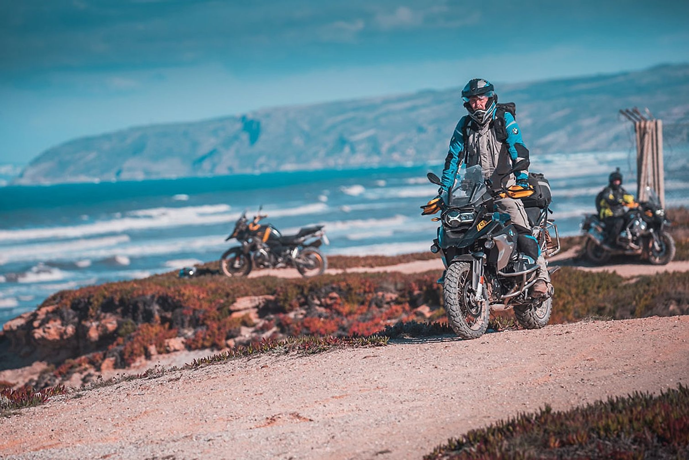 Motorkáři na BMW GS na pobřežní cestě nad portugalským oceánem