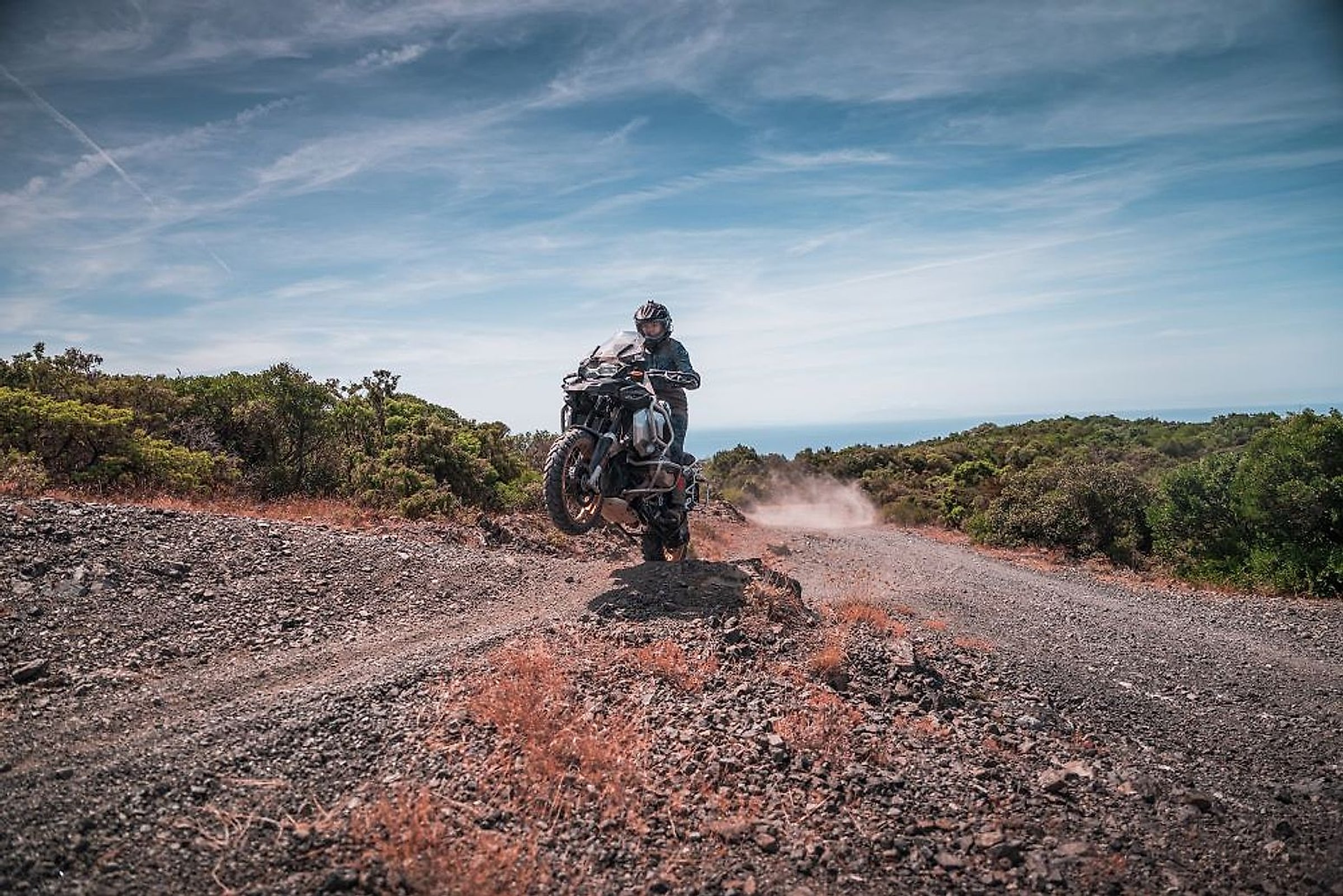 Motorka BMW GS na prašné cestě mezi italskými kopci