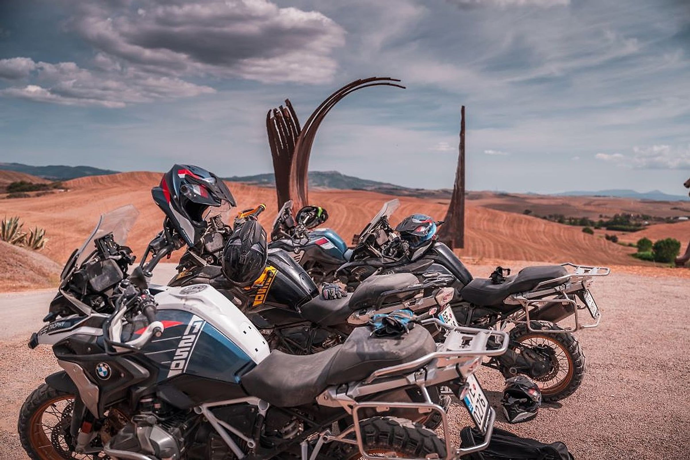 Motorkář v plné výbavě na endurové BMW v italském terénu
