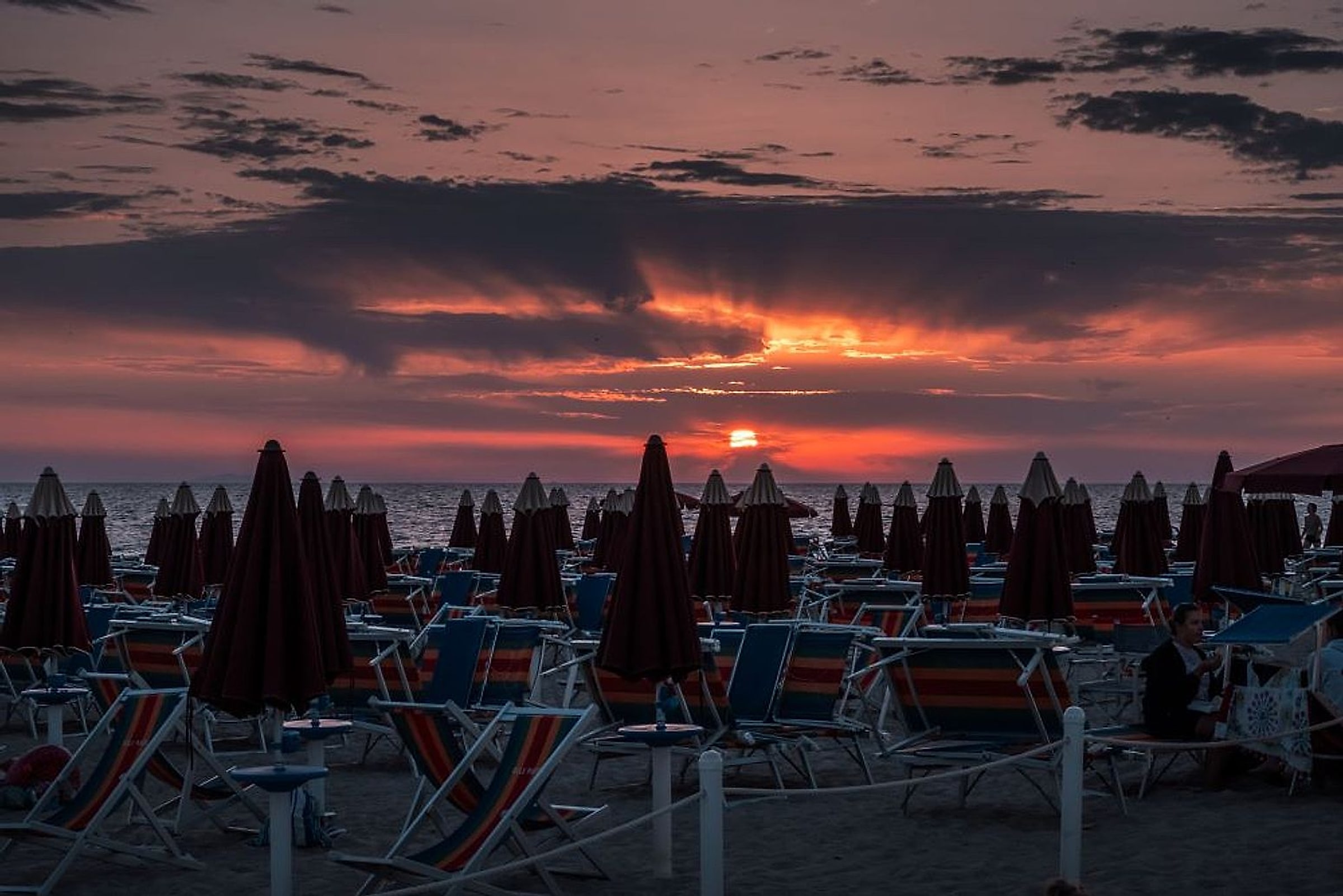 Motorky BMW zaparkované u vyhlídky nad italským údolím