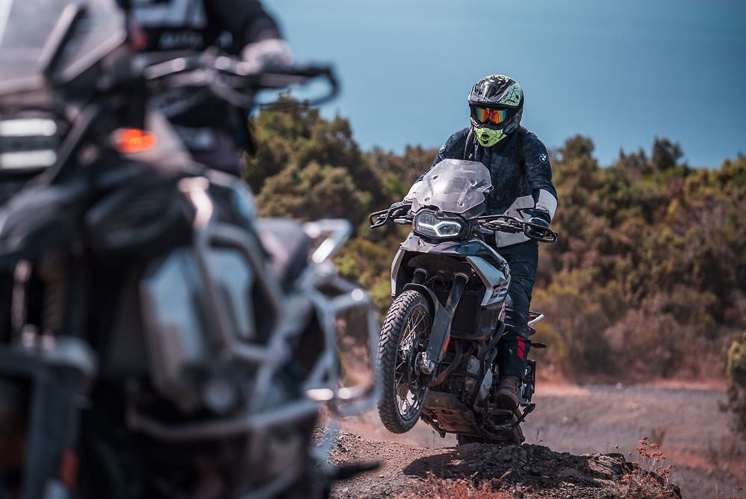Serpentina nad mořem, po které stoupá skupina motorek BMW