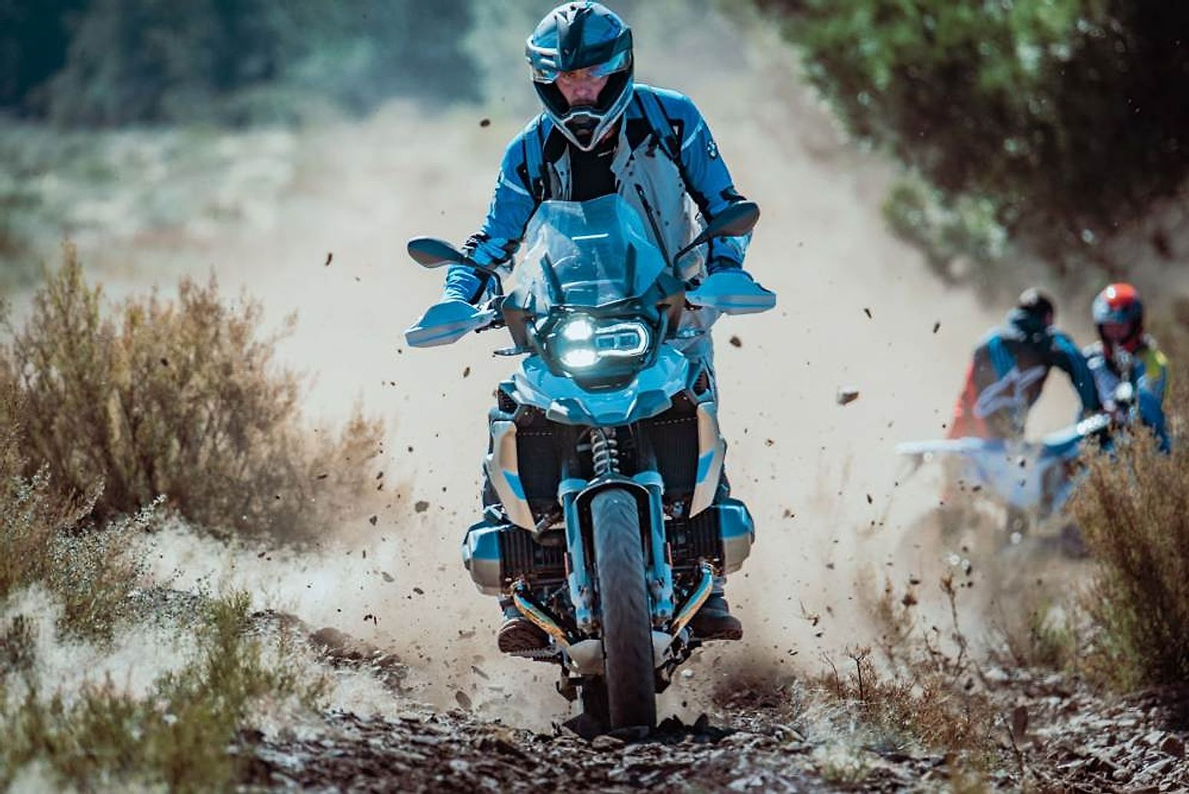 Motorka BMW GS na kamenité stezce s výhledem do krajiny
