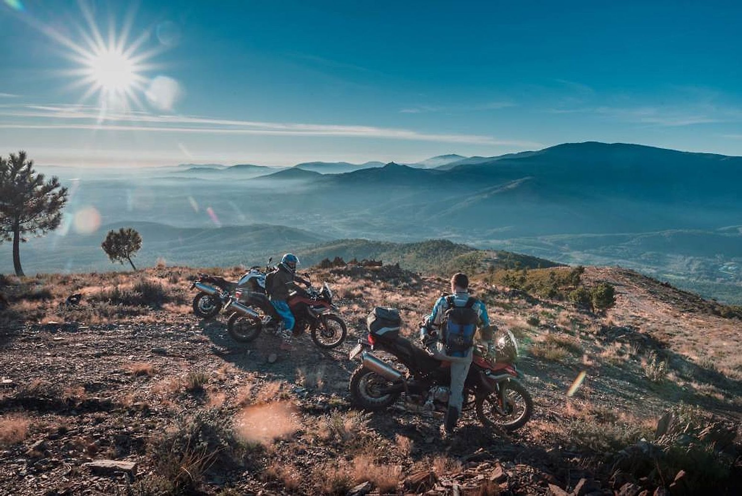 Motorkář na prašné cestě ve španělských horách