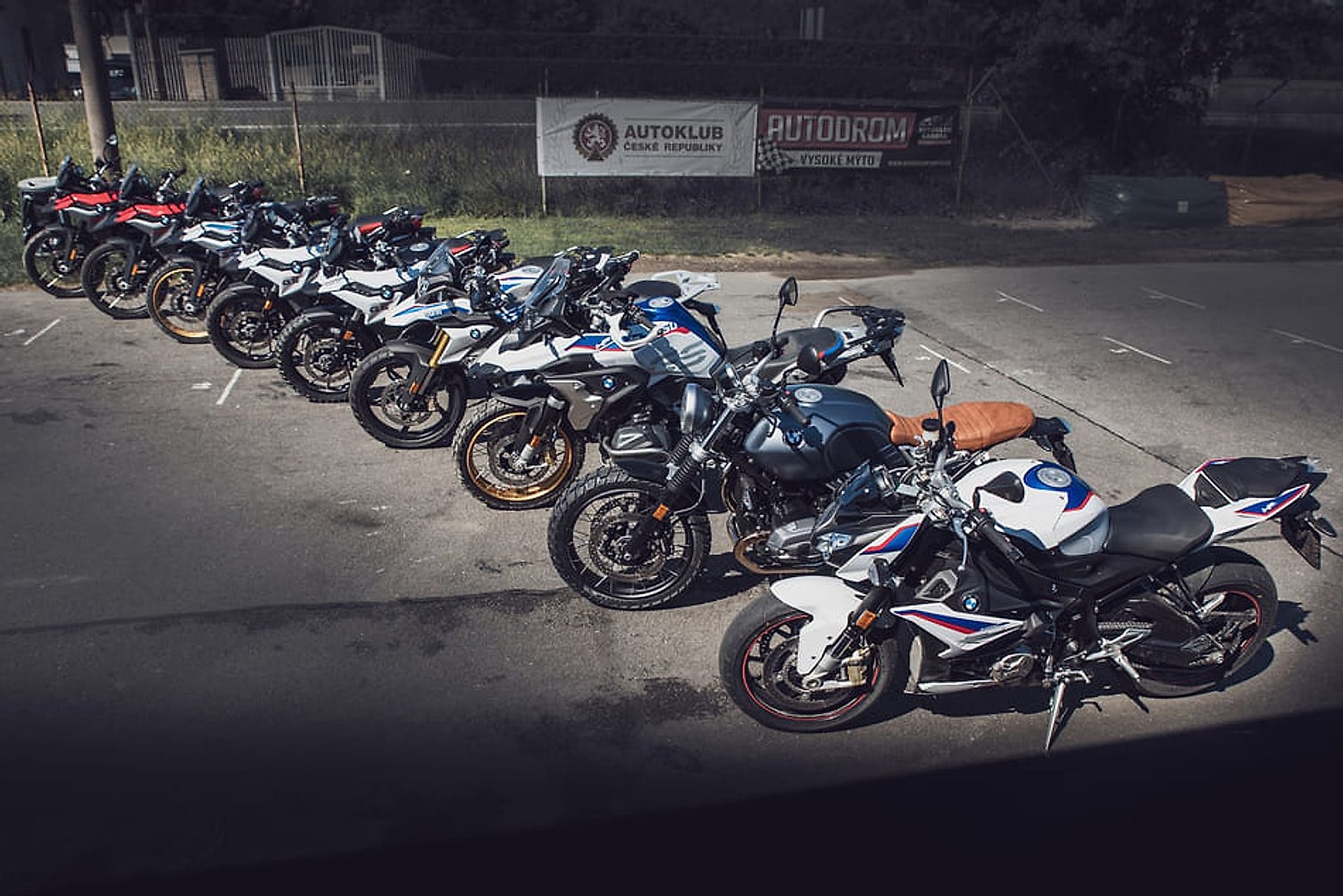 Motorky BMW zaparkované před základnou v Desné