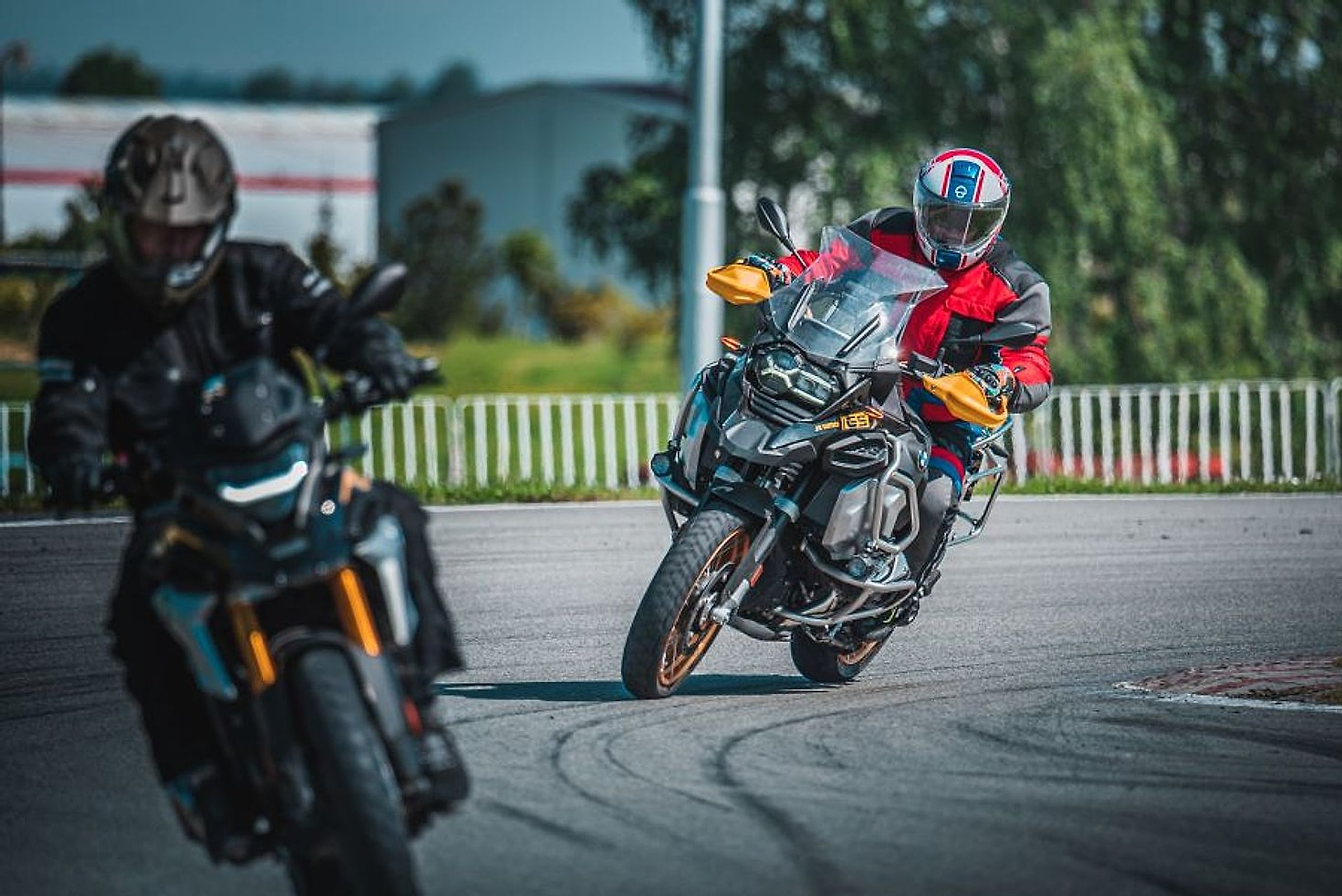 Motorkář projíždí zatáčku v terénu při vícedenním tréninku