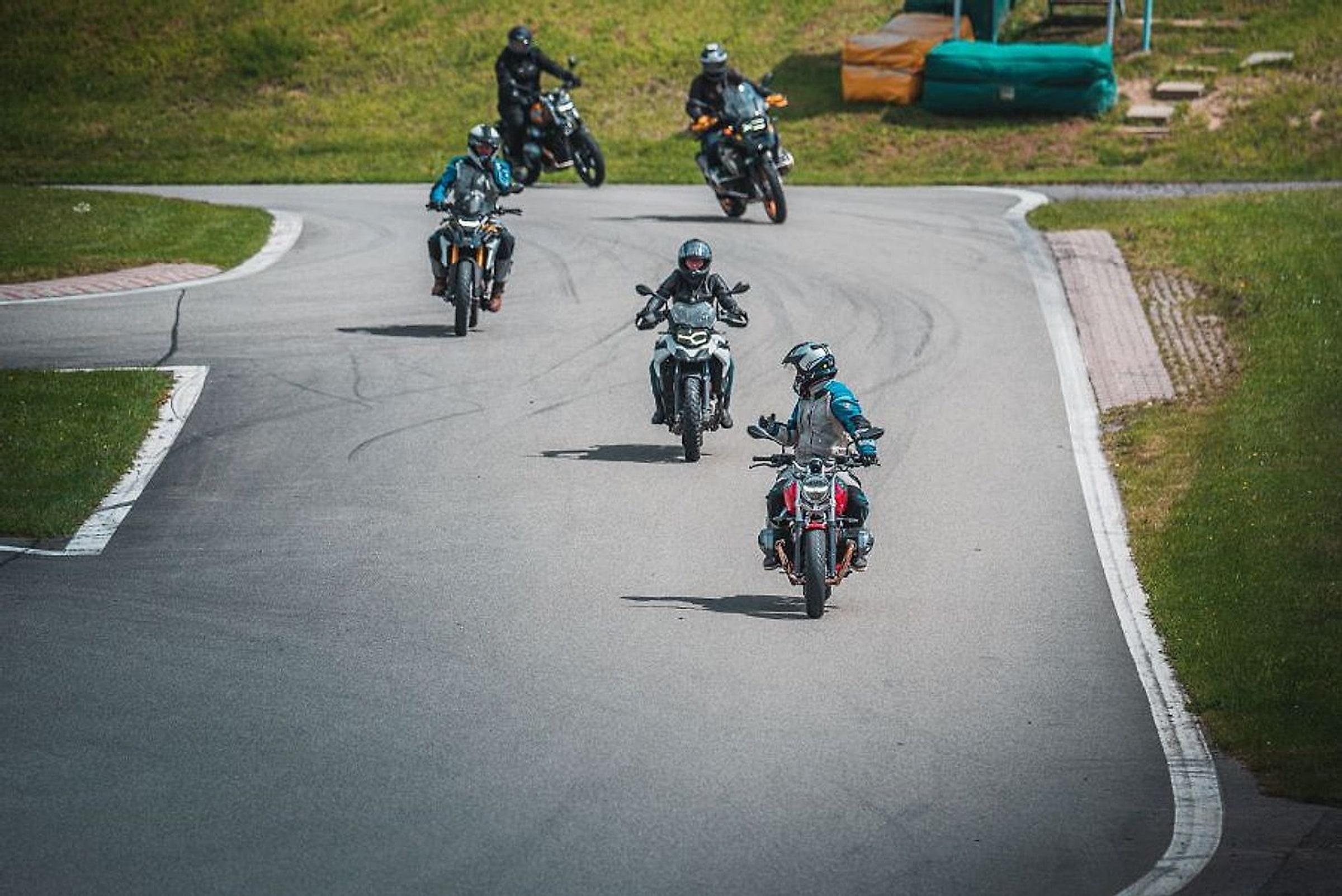 Skupina motorek BMW na silniční části tréninku