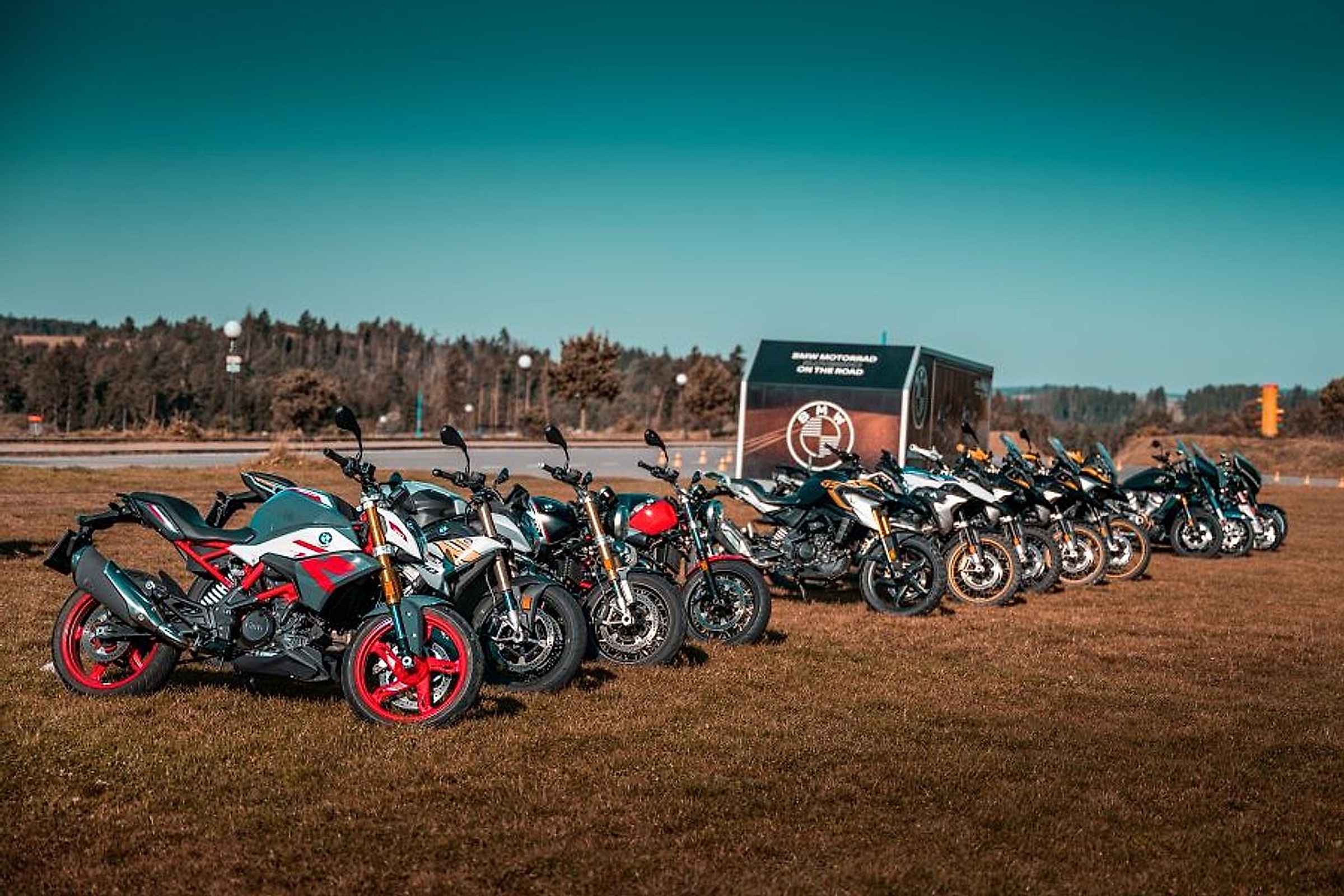Flotila motorek BMW připravená na trénink