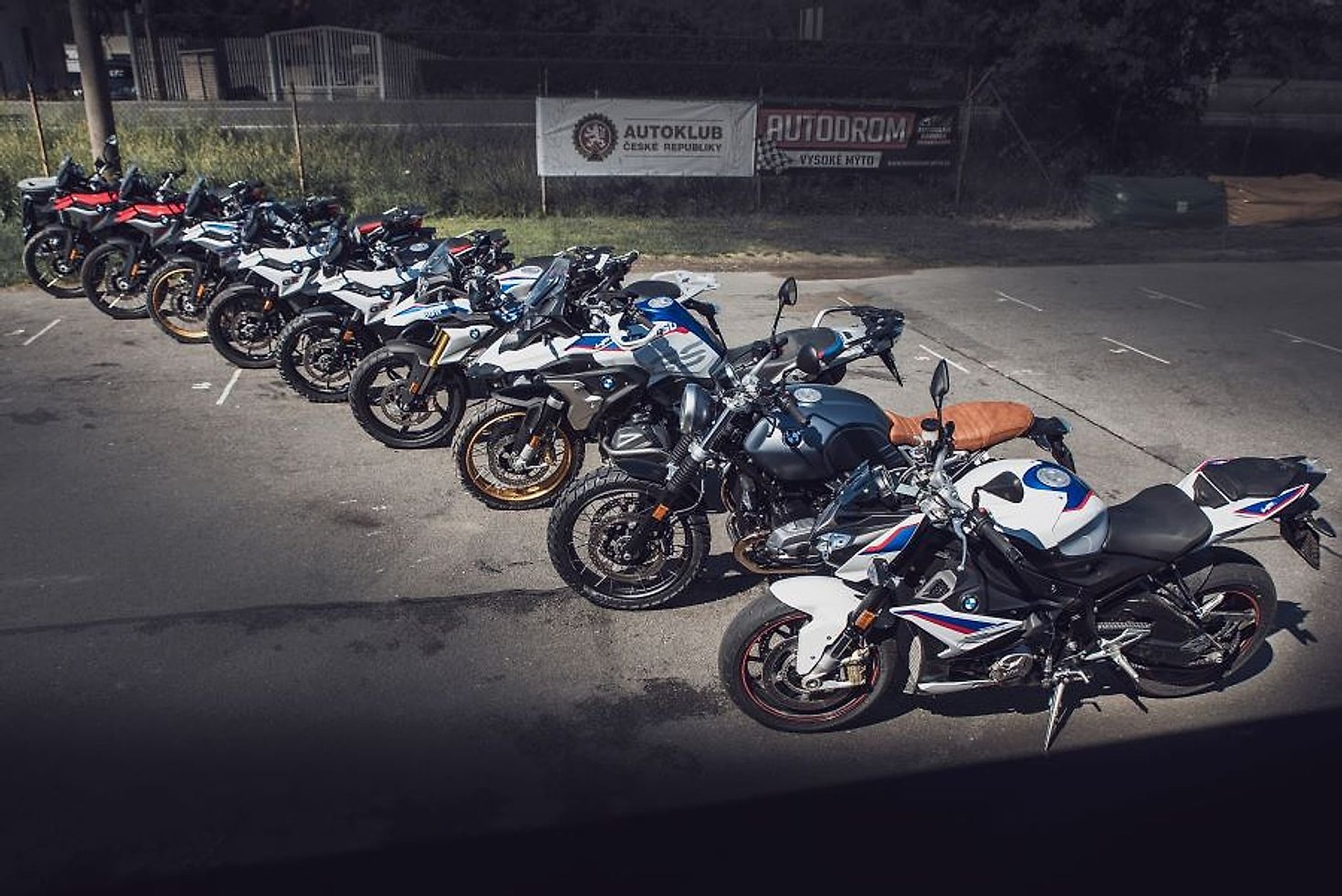 Endurové motorky BMW GS seřazené před výjezdem