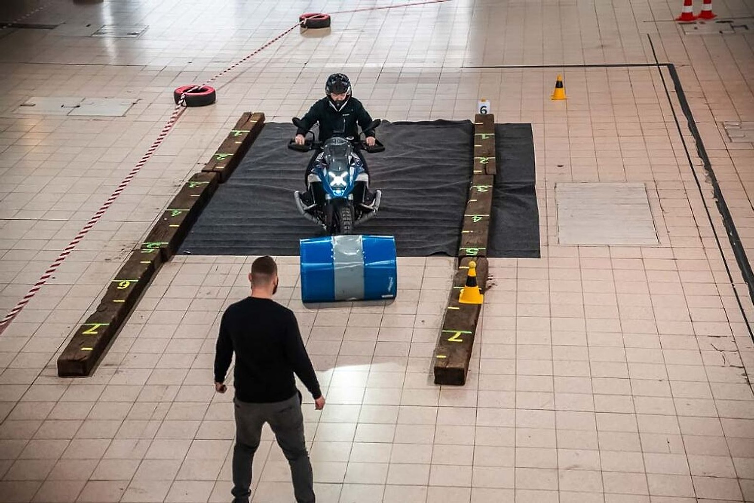 Jezdec na BMW GS na překážkové dráze v hale brněnského výstaviště