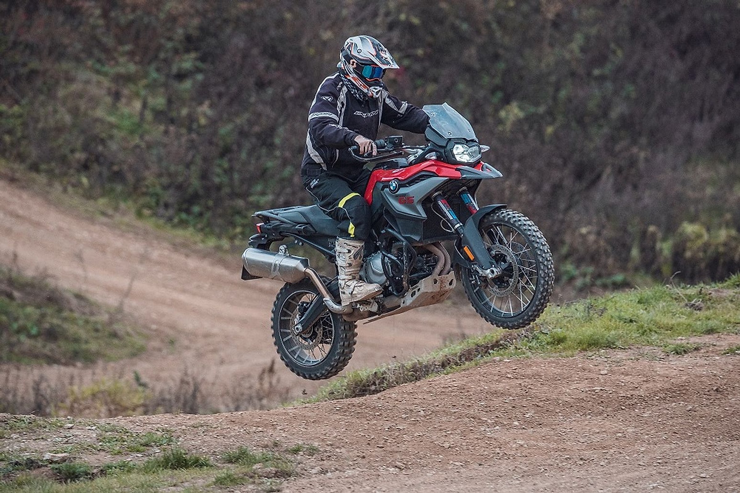 Jezdec na BMW F 850 GS ve skoku na enduro trati